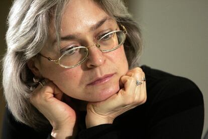 <b>Anna Politkovskaya (premio 2007)</b> Cubrió la guerra ruso-chechena y recibió ataques de ambas partes, su voz se alzó contra las políticas de Vladimir Putin y por ello recibió amenazas de diferentes agencias de seguridad del Estado. Sobrevivió a un envenenamiento, pero una vecina suya encontró su cuerpo tiroteado en el asensor de su casa. Con su trabajo, denunció los abusos de las guerras chechenas, los abusos autoritarios y ataques contra la democracia por parte de Putin. El encargado de investigar su asesinato era el teniente coronel del KGB Aleksandr Litvinenko, fallecido por envenenamiento pocos meses después. En la foto, durante su participación en el coloquio 'Diálogo El Valor de la Palabra', del Fórum de Barcelona, en 2004.