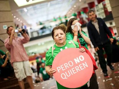 Afectados por la hipoteca, durante la ocupación simbólica de la sede central del Popular en Barcelona.