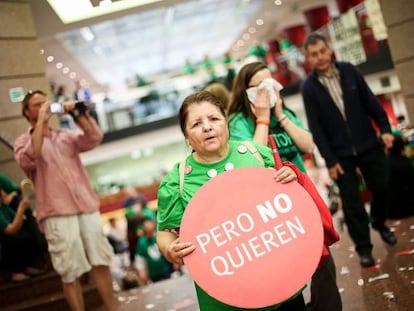 Afectados por la hipoteca, durante la ocupación simbólica de la sede central del Popular en Barcelona.