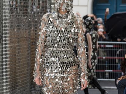 Julien Dossena recupera en Paco Rabanne el poder del metal