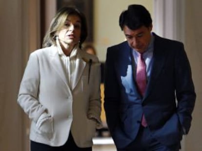 La alcaldesa Botella y el presidente González, en febrero.