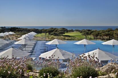 Piscina del hotel The Oitavos, en Cascais (Portugal). 