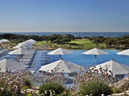 Piscina del hotel The Oitavos, en Cascais (Portugal). 