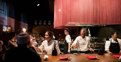 Barra del restaurante Dos Palillos, en El Raval (Barcelona).