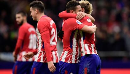 Griezmann y Koke se abrazan para celebrar el segundo gol del Atl&eacute;tico.