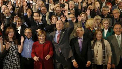 El juez Tom&aacute;s y T&iacute;o, en el centro con corbata a rayas, con los firmantes del pacto.