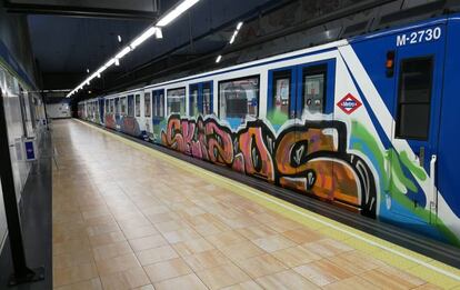 Pintadas en un tren de Metro de Madrid, este jueves.