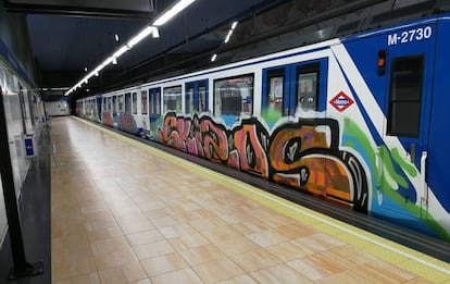 Pintadas en un tren de Metro de Madrid, este jueves.