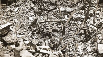 Casa de la Vila d'Albocàsser destruïda pel bombardeig de la Legió Còndor (maig de 1938).
