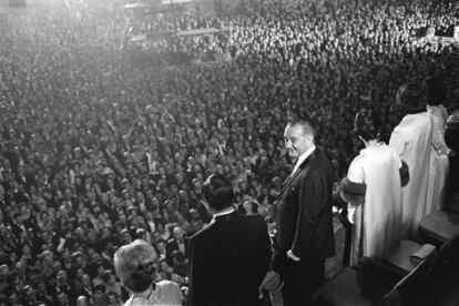 Johnson recogió la presidencia del fallecido Kennedy y la ocupó hasta 1969. Nacido en Texas, fue elegido senador en 1949 y solo cuatro años más tarde asumió la representación del Partido Demócrata en el Senado. En las elecciones de 1964, Johnson consiguió una gran victoria sobre el republicano Goldwater. El demócrata tuvo que enfrentarse a la dilatada guerra de Vietnam. En febrero de 1965 autorizó bombardeos en Vietnam del Norte y sólo cinco meses más tarde desplegó tropas de combate sobre el terreno.