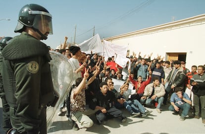 Inmigrantes magrebíes se manifiestan en la localidad de Las Norias, tras los incidentes racistas ocurridos en El Ejido, en el año 2000.
