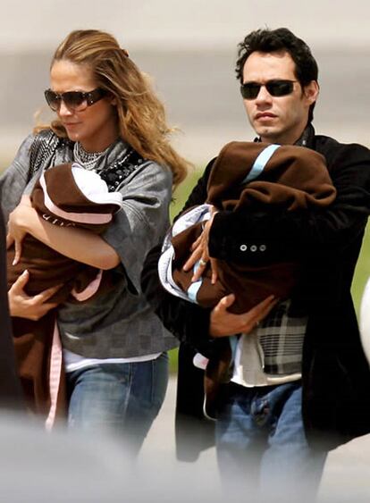 Max y Emme, los gemelos de Jennifer López y Marc Anthony cumplen hoy un año de vida y sus papás han decidido celebrarlo por todo lo alto. Ayer sábado hicieron una fiesta en su casa de Bel Air, Los Ángeles, a la que acudieron unos 50 invitados, entre los que estuvieron caras conocidas como Nicole Ritchie. Para la ocasión, los felices papás decoraron su jardín con globos y adornos de colores rojo y azul. En la fiesta no faltaron la música, los payasos y otros entretenimientos infantiles, pero no se pudo beber alcohol.