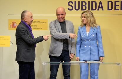 La vicepresidenta segunda del Gobierno y ministra de Trabajo y Economía Social, Yolanda Díaz, con los secretarios generales de CC OO, Unai Sordo y de UGT, Pepe Álvarez, en Madrid