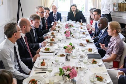 Los ministros de Exteriores de Alemania, Francia y el Reino Unido, la representante de Exteriores de la UE y otros diplomáticos preparan en un almuerzo de trabajo el encuentro con su homólogo iraní en Ginebra, este viernes.