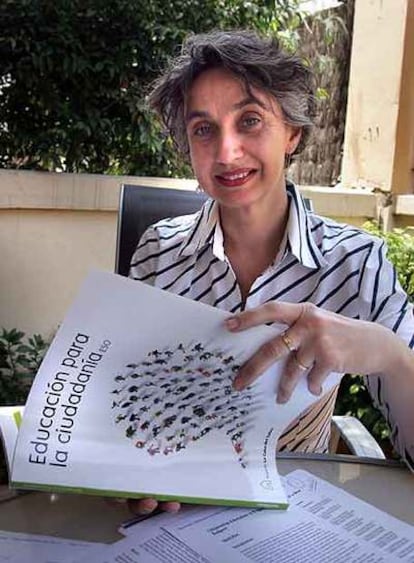 Carmen Pellicer, con el libro de Educación para la Ciudadanía.