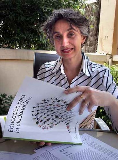 Carmen Pellicer, con el libro de Educacin para la Ciudadana.