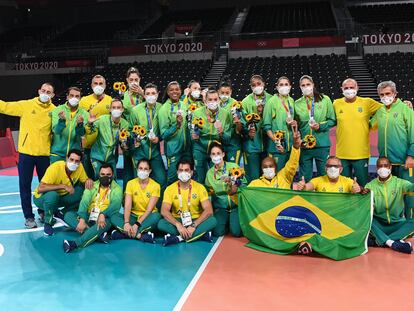 Equipe brasileira posa com a medalha de prata em Tóquio.