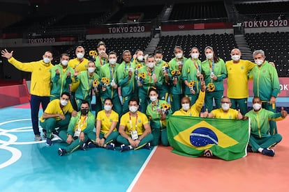 Equipe brasileira posa com a medalha de prata em Tóquio.