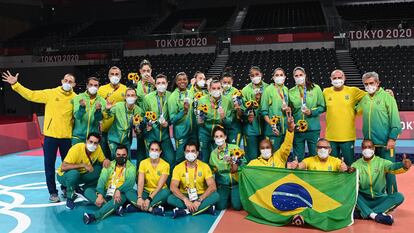 Equipe brasileira posa com a medalha de prata em Tóquio.