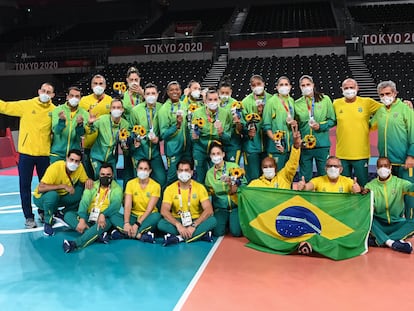 Equipe brasileira posa com a medalha de prata em Tóquio.