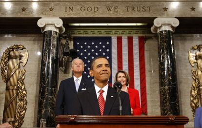 Sob o lema "Em Deus confiamos (In God We Trust)" e acompanhado do vice-presidente e presidente do Senado, Joe Biden, e a presidenta do Congresso, Nancy Pelosi, o presidente Barack Obama dirige-se à sessão conjunta do Congresso e do Senado no Capitólio para apresentar sua reforma no sistema de saúde.