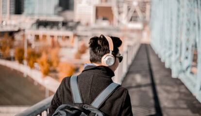 Escuchando música por la calle.