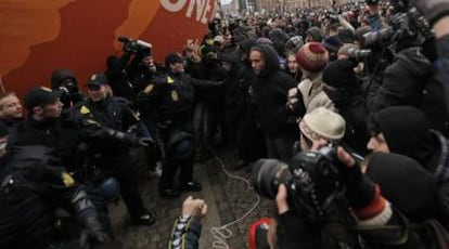 La policía calma a los participantes en una manifestación fuera del Parlamento en Copenhague.