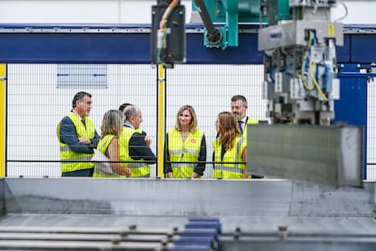 La consejera de Medio Ambiente, Vivienda y Agricultura, Paloma Martín, durante su visita a la fábrica en Aranda del Duero.