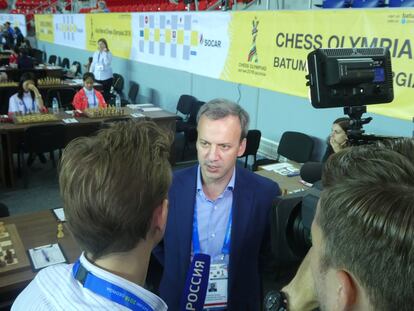 Arkadi Dvórkovich, el pasado lunes, entrevistado por una televisión rusa en la sala de juego de la Olimpiada de Ajedrez en Batumi (Georgia).