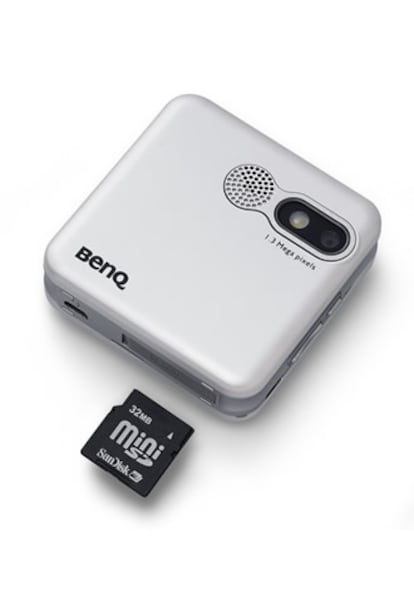 Con forma de cubo, este teléfono de BenQ dispone de una tecla de navegación en cinco direcciones y teclado numérico. Dice su fabricante que está equipado con potentes funciones para MP3 y sonido envolvente 3-D. Carcasas de diferentes colores. Radio con programación de 20 emisoras. Cámara de 1,3 megapíxeles. Pesa 106 gramos.