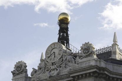Reloj en la fachada de la sede del Banco de Espa&ntilde;a en Madrid
