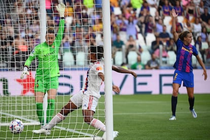 La centrocampista del Lyon Catarina Macario marca el tercer gol del equipo francés.