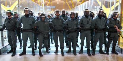 Los primeros problemas han aparecido a mediodía tras un arranque de la jornada marcado por la normalidad. Cuando los trabajadores han accedido al edificio de la terminal la policía ha establecido un cordón de seguridad al que se han sumado efectivos de la Guardia Civil de Aduanas con material antidisturbios.