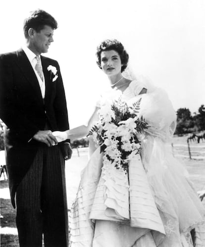 John F. Kennedy y Jacqueline Bouvier, desde entonces más conocida como Jackie Kenendy, contrajeron matrimonio el 12 de septiembre de 1953. Un traje de la diseñadora Ann Lowe que causó sensación entre la alta sociedad neoyorquina por su estilo clásico y refinado. Para confeccionarlo tardaron más de dos meses y se necesitaron 50 kilos de seda en color marfil.