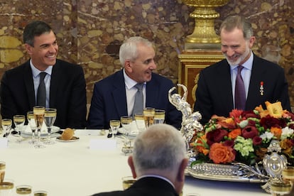 El rey Felipe VI (derecha), y el presidente del Gobierno, Pedro Sánchez (izquierda), en el almuerzo en el Palacio Real en Madrid.