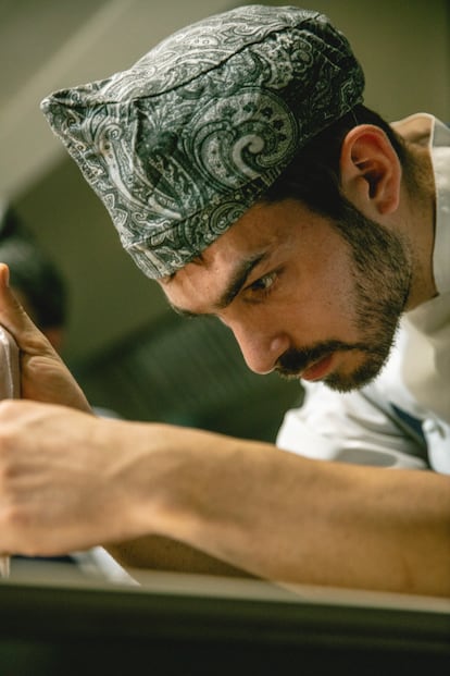 Valerio Vinciguerra, uno de los jefes de partida en el restaurante Noor, en plena preparacin de un servicio.