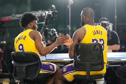 LeBron James se sienta junto a su hijo Bronny James en el día de medios de la NBA.