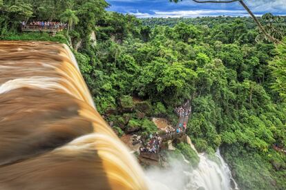 El salto Bosetti es una de las 275 cascadas que forman las cataratas de Iguazú, una cortina de agua y selva de 2,7 kilómetros entre el Estado argentino de misiones y el brasileño de Paraná. Desde el lado brasileño se tiene una estupenda visión panorámica del conjunto, y el argentino permite sentir su poderoso fragor en la Garganta del Diablo, a 80 metros de altura.