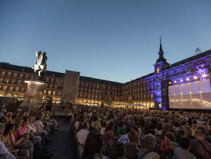 &#039;Il Trovatore&#039; de Verdi interpretado en el Liceu de Barcelona y retransmitido en la Plaza Mayor de Madrid, el viernes 21 de julio.
