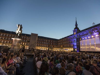 &#039;Il Trovatore&#039; de Verdi interpretado en el Liceu de Barcelona y retransmitido en la Plaza Mayor de Madrid, el viernes 21 de julio.