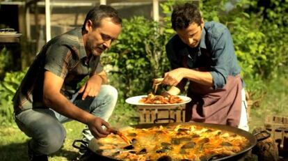 Santi Balmes, cantante de Love of Lesbian, en un momento del spot televisivo que su banda ha realizado para una marca de cervezas. En Youtube lleva casi 1.500.000 visitas. Y hasta la receta de la paella ha sido polémica.