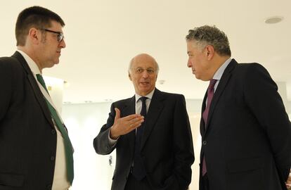 Ricardo de Querol, director de Cinco Días,José Luis Aguirre, presidente de Ibercaja Banco y Tomás Burgos, secretario de estado de la seguridad social del Ministerio de Empleo.