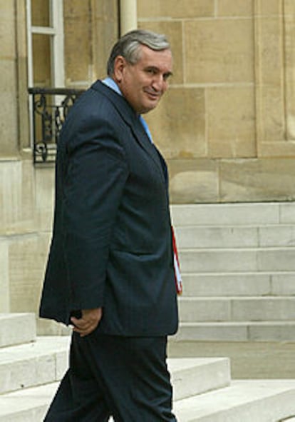 Jean-Pierre Raffarin abandona el Elíseo tras su nombramiento.