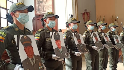 Ceremonia por todos los policías colombianos asesinados en lo que va de este año, en Medellín, el 26 de julio de 2022.