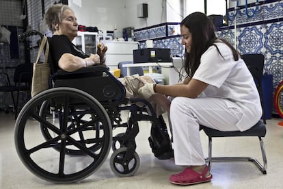 Juana hace sus ejercicios de rehabilitación en el gimnasio del centro. Lleva en Fontilles desde hace 15 años y anteriormente también estuvo ingresada. Su vida no ha sido fácil, su madre la obligaba a dormir en el rellano de la escalera junto a su hermano porque estaban enfermos, asegura que no ha podido ser feliz y la gente la ha tratado muy mal.