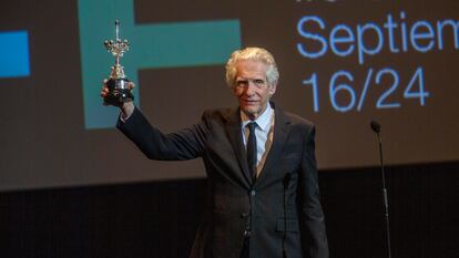 David Cronenberg, con el premio Doniostia en la mano el miércoles por la noche.