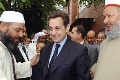 Nicolas Sarkozy conversa con líderes religiosos musulmanes en Nanterre, cerca de París, en junio de 2004.