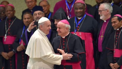 El Papa y el arzobispo Paglia durante la audiencia de este mi&eacute;rcoles.