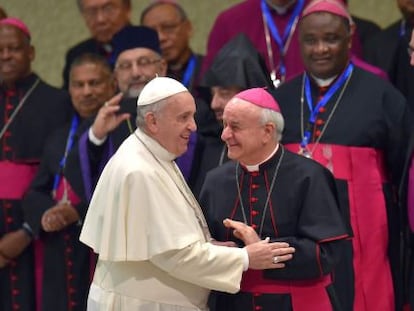 El Papa y el arzobispo Paglia durante la audiencia de este mi&eacute;rcoles.