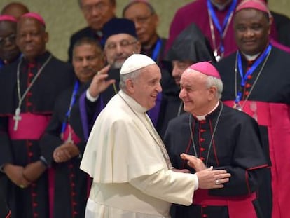 El Papa y el arzobispo Paglia durante la audiencia de este miércoles.